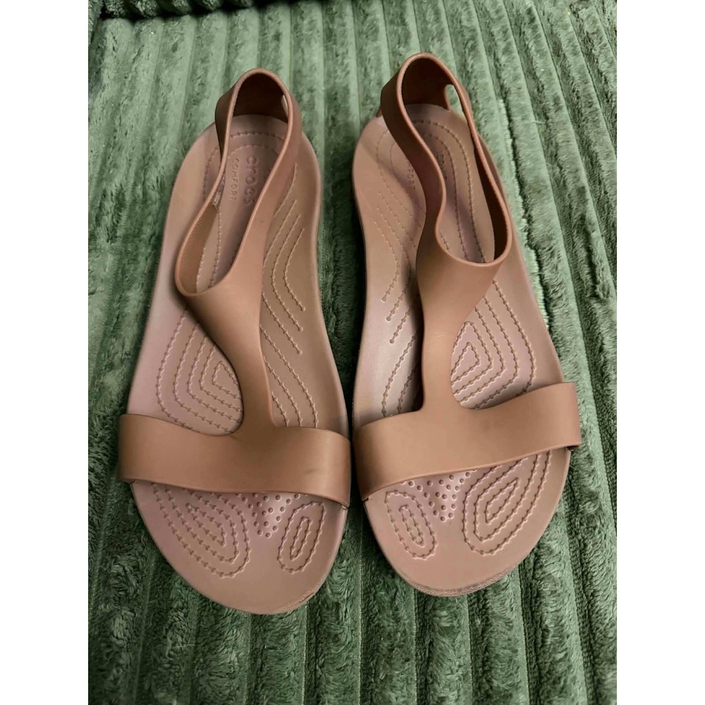 Crocs Womens 8 Tan Serena Sandals T-Strap Flat Comfort Casual Matlite Summer